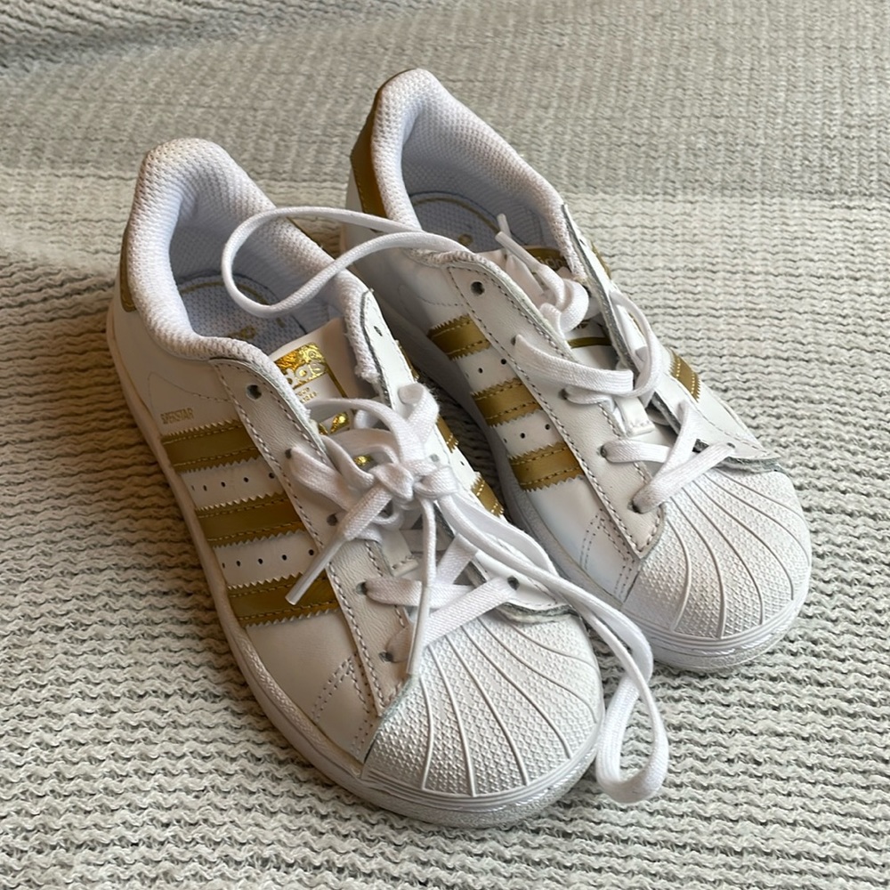 adidas Originals Superstars Running Shoe, White/Gold size 11K US Little Kid